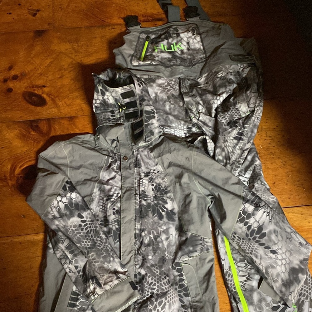 Huk brand hunting/fishing jacket and pants combo. Brand new never worn